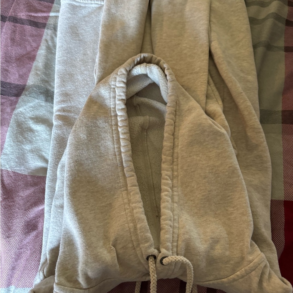 Only worn a few times hoodie from Banana Republic. Size M